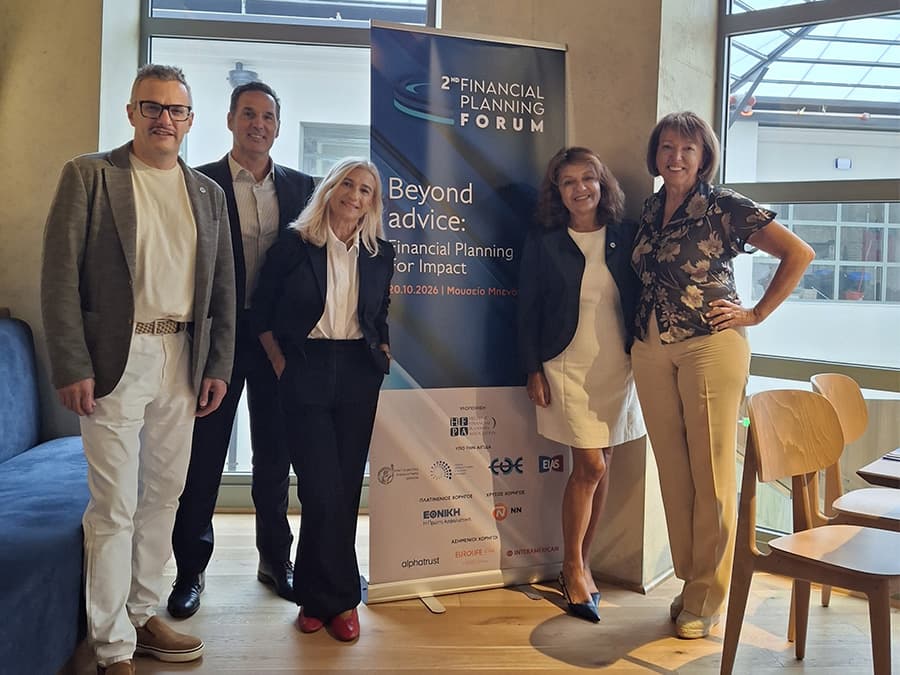 Το Διοικητικό Συμβούλιο της Ένωσης Financial Planners Ελλάδος μπροστά στο banner του 2nd Financial Planning Forum